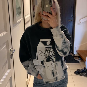 Collusion tröja tie dye  - Superfin tröja med tie dye köpt på Asos från märket Collusion. Nyskick eftersom den endast användts en gång, dock är den avklippt längst ner då jag tyckte den var för lång🐮🤍