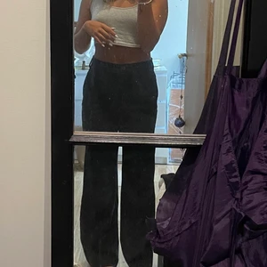 Marinblåa kostymbyxor med vita ränder - Marinblåa utsvängda kostymbyxor med vita ränder från zara storlek 38! Så snygga 