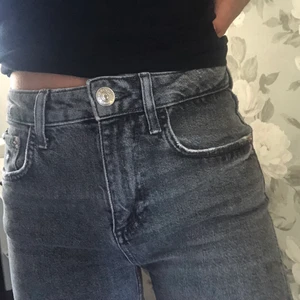Zara jeans - Grå jeans från zara med slitningar i storlek 34 säker på grund utav att dom blivit lite för tighta på mig, köpte förra sommaren och använt ca 5-6 gånger så dom är i bra skick!🤍