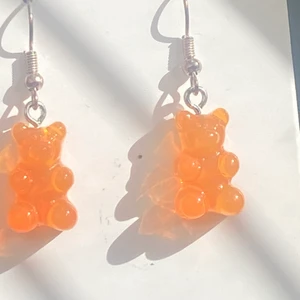 Orangea Björn örhängen  - Säljer dessa supergulliga örhängen, de är nickelfria har gjort de själv (spritade såklart händerna innan jag gjorde dem) spritar även händerna när jag packar de! Säljer för 19kr + 13kr frakt totalt: 32kr 