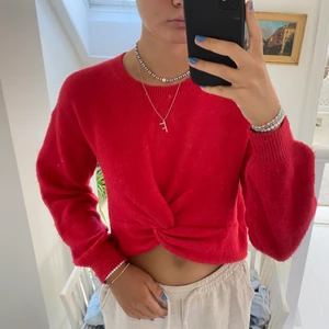 Stickad tröja - Superfin röd stickad tröja med cool twistdetalj!❤️ 
