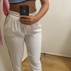 Byxor i tunnt matrial - Köpte dessa byxor ifrån spanien och har använt en gång då jag it tycker om vit så mycket! De är tvättade och nyskick samt pösiga