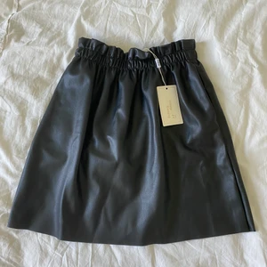 Skinnkjol - Så fin skinnkjol från märket vintage dressing! Prislapp kvar!❤️