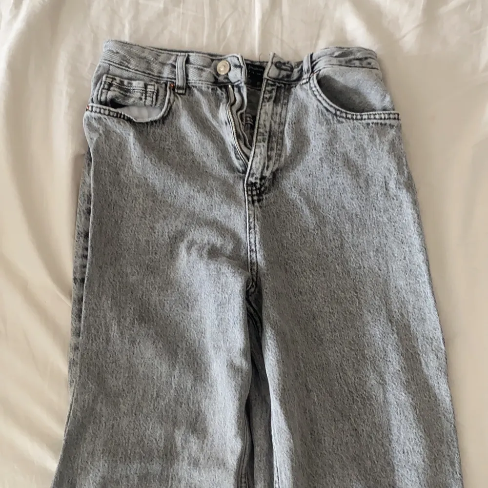 Supersnygga högmidjade gråa jeans från stradivarius! Bra längd på mig som är 170cm ish, och sitter super 💖 fler bilder finns . Jeans & Byxor.