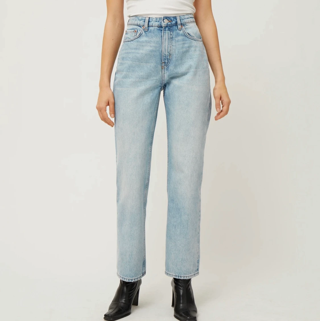 Weekday Jeans, Voyage