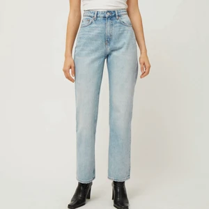 Weekday Jeans, Voyage  - Skitsnygga ljusblåa jeans som funkar till alla tillfällen. Storleken är W 27 L 28, passar S-M. Frakt tillkommer💕💕