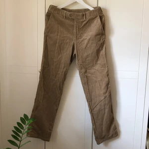 Manchester byxor från Burberry - Superfina manchester byxor från Burberry i jättefint skick då de knappt är använda! Storlek 40 men passar perfekt på mig som är en 38! Köparen står för frakten.