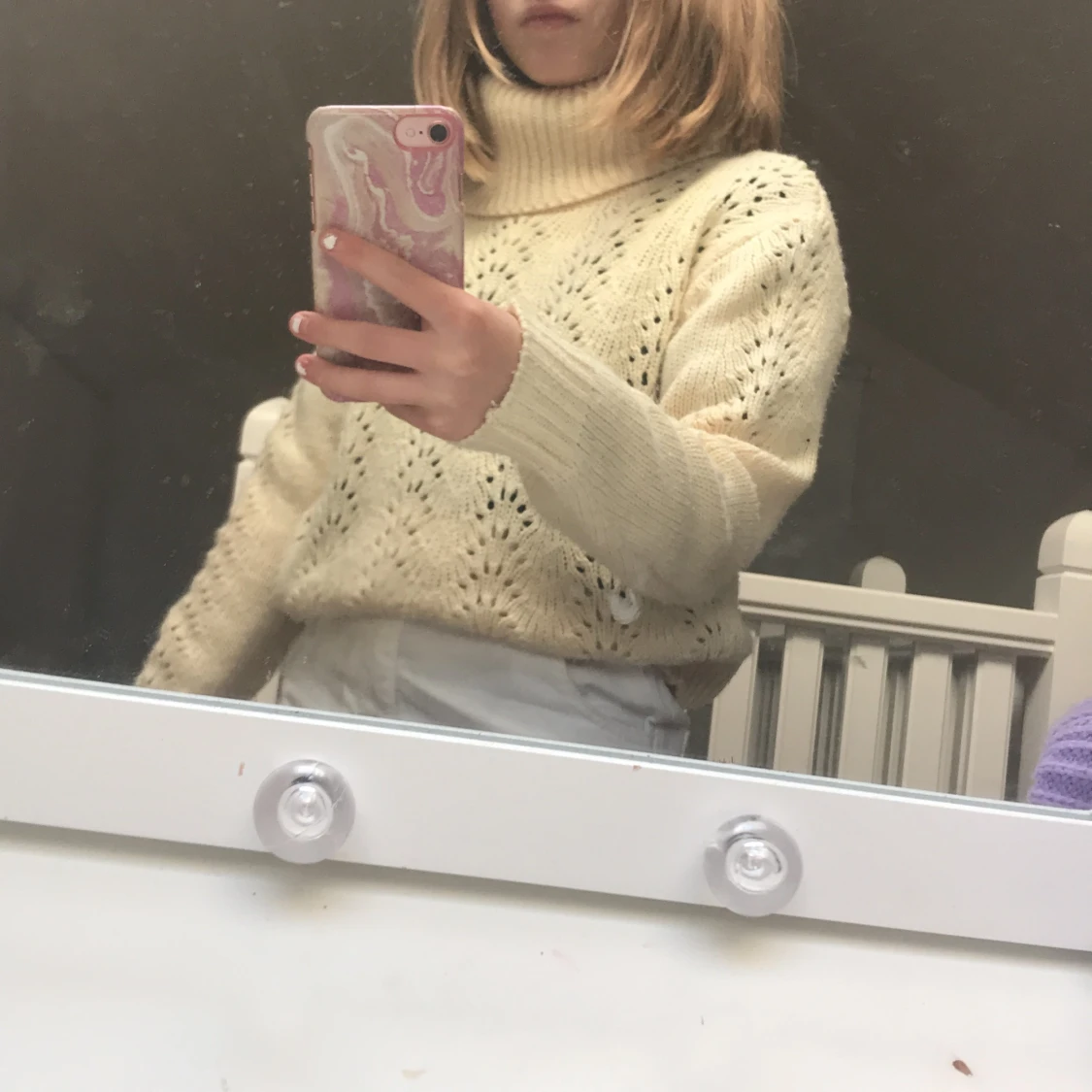 Gul stickad tröja med polokrage