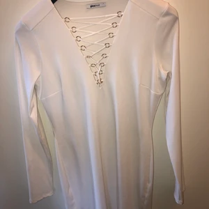 Klänning (strl L) - Mycket fin klänning i storlek L. Använd cirka 3 gånger och är i bra skick!