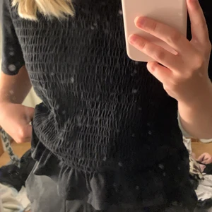 t-shirt från Monki strl L  - Svart t-shirt från Monki, helt ny med lapp i strl L. Väldigt liten i storlek 💘