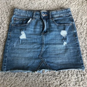 Jeanskjol  - En väldigt fin oandvänd jeanskjol.❤️ Har inte använd för att jag köpte fel storlek❣️köparen betalar frakten om man inte kan komma och hämta 