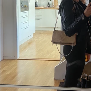 Zadig väska - Jätte fin väska jag haft i ett ca halvår. Den är biege/ ljusrosa i färgen. Bra skick och givetvis äkta. Säljs pga att jag använder andra väskor mera. Har båda banden till.  Pris kan diskuteras 