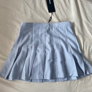 Kjol - Helt ny från weekday, nypris 300kr, köparen står för frakten kan annars mötas upp i Stockholm