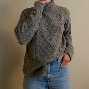 Stickad tröja - Grå stickad tröja som är stor och gosig