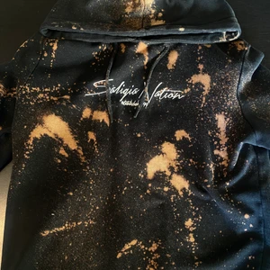 Skitcool hoodie - Säljer denna blekta coola hoodien som inte kommer till användning. Den är i Storlek S och sitter bra och oversized på mig som har XS/S