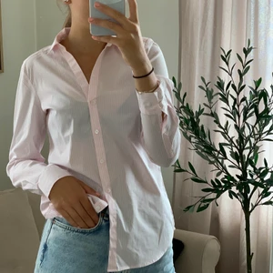 Skjorta från H&M - En rosa vit skjorta från H&M storlek 36. Passar bra på mig som har S på kläder.