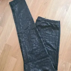 Ett par svarta, mönstrade leggings från Zara. Nyskick med prislapp kvar! Köparen står för frakten.