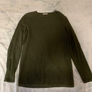 Grön tröja - Loose fit grön tröja med vikningar i storlek M. Måtten på tröjan finns 