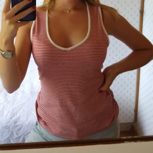 Randigt linne - Säljer mitt snygga randiga linne från Think Positive🤍♥️ 100% bomull och supermjukt att ha på sig✨Storlek S men passar även M och L beroende på hur tajt man vill att det ska sitta