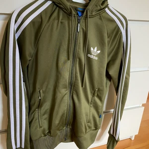 Adidas sett - Super snyggt grönt sett från adidas!! Storlek 38, säljer då jag inte längre använder de! 300kr+frakt💚