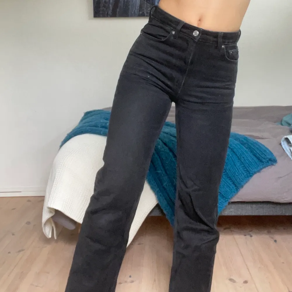 Voyage-modell från weekday, älskar men har samlat på mig för många svarta jeans. Inte använt överdrivet många gånger så kommer nog tänjas lite mer. (Ordinarie pris 500)💕. Jeans & Byxor.