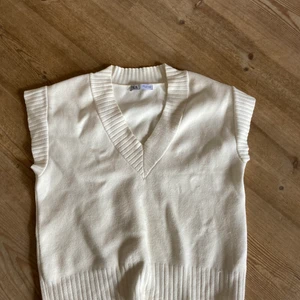 Zara väst - Säljer min zaraväst. Den är inte så använd men har några små fläckar på insidan som troligtvis går att få bort. 