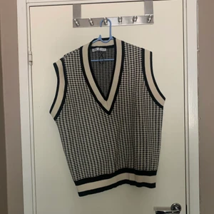 Zara Väst  - Trendig zara väst i en storlek M. Snålt använd och är i gott skick. Obs, Köpare står för frakt
