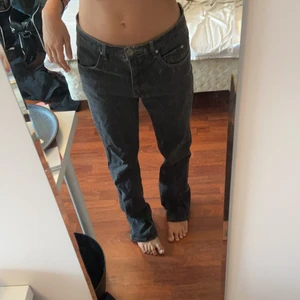 Lowwaisted jeans - Verkligen så snygga☺️💓 går och ha både lågmidjat och högmidjade! Lite långa på mig som är 166cm så passar nog nån som är 170+❤️ jättecoola sömmar! frakt 66kr
