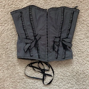 Fin korsett - Grå korsett med rosetter och snörning i ryggen💓 lite för stor för mig som har S så passar nog nån med M/L