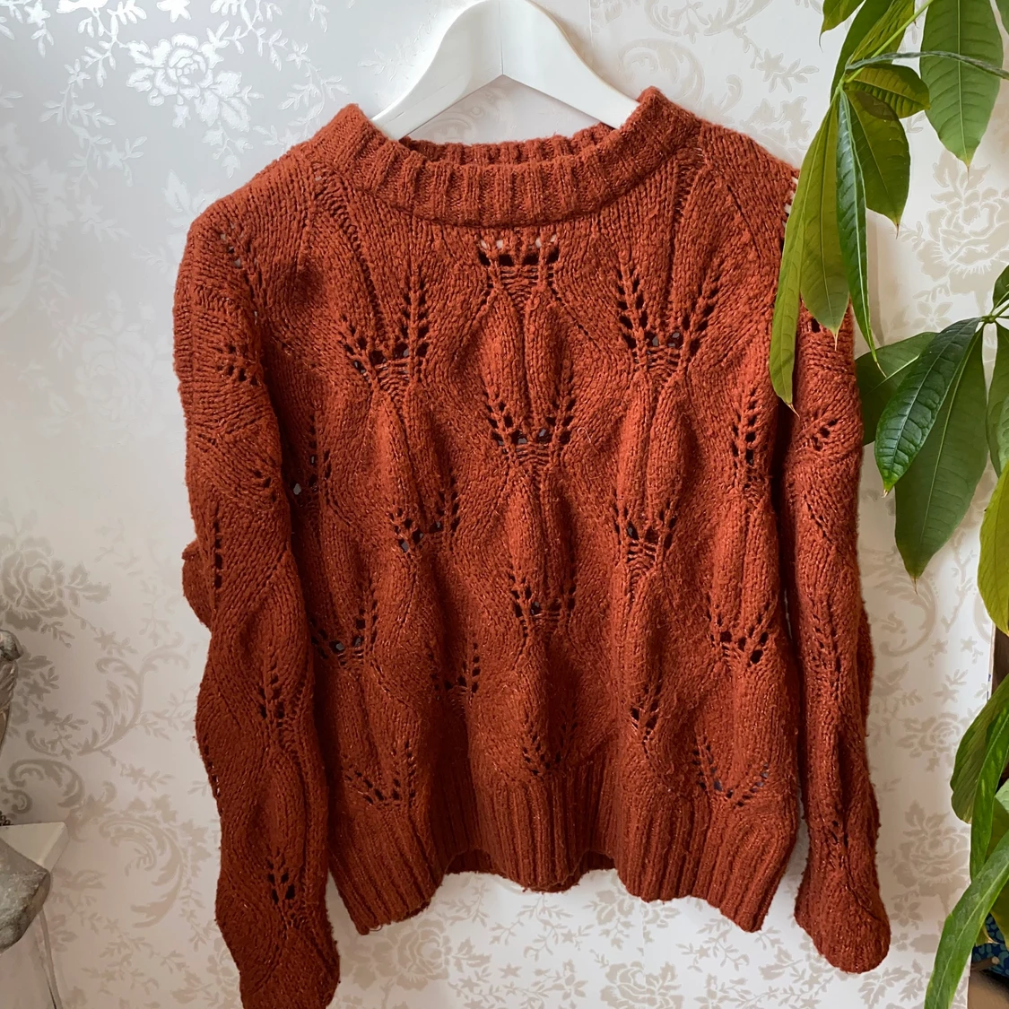 Stickad tröja från Vero Moda i magiskt mjuk material, perfekt till hösten🍁❤️