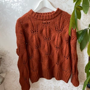 Stickad tröja från Vero Moda i magiskt mjuk material, perfekt till hösten🍁❤️ - Nästan aldrig använd☺️