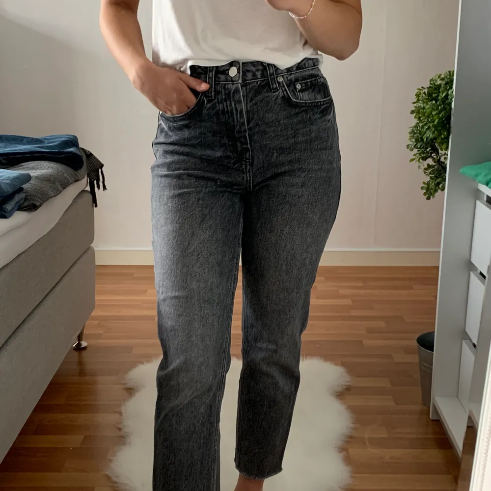 Grå jeans från mango i storlek 36. Kommer inte till användning. Är 165cm. Köparen står för frakt 66kr. Kontakta vid fler bilder och mått💗. Jeans & Byxor.