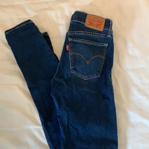 Levis jeans  - Jeans från Levis i storlek 24 som är köpt från en annan, så kommer inte ihåg vad jag betalade för jeansen. Inga slitningar fint skick använt 1-4 gånger. 