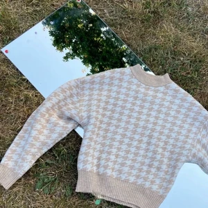 Stickad tröja - Säljer då den inte kommer till användning😊