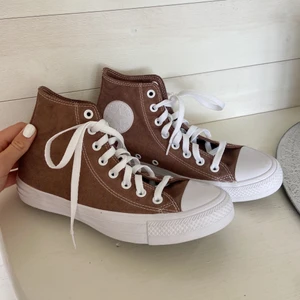 Bruna converse - Säljer dessa bruna converse som jag färgat själv. Skorna är aldrig använda utan bara provade inomhus, alltså nyskick❤️🥰