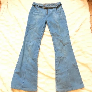 Jeans - Otroligt snygga lågmidjade 00s jeans med inbyggt bälte som jag köpt här på plick❤️uppskattad storlek (sitte bra på mig som brukar bära 36)🌟bud är bindande och frakt ingår ej💋