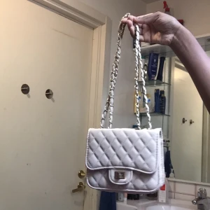 Väska - En väska få plas men telefon...vi kan prata om priset men inte under 35kr🤗