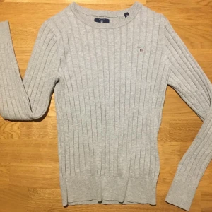 Grå gant tröja - En super fin gant tröja i storleken XS. Nypris: 1199kr. Säljer för 600kr just nu!