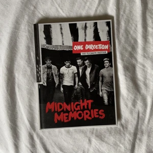 Midnight memories cd - Säljer denna one direction cd som är på albumet midnight memories. Det finns en skiva i och typ som en bok där det står lite om dom och massa bilder. Vet inte vad jag köpte den för men mitt pris är 20kr. Köparen står för frakten💕