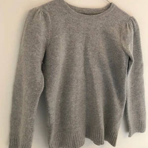 Stickad tröja  - Grå stickad tröja från STOCKH LM. Tröjan är använd men är i fint skick! Storleken är S men den sitter bättre på en XS, då den har krympt lite. Priset kan diskuteras!Köparen står för frakten 