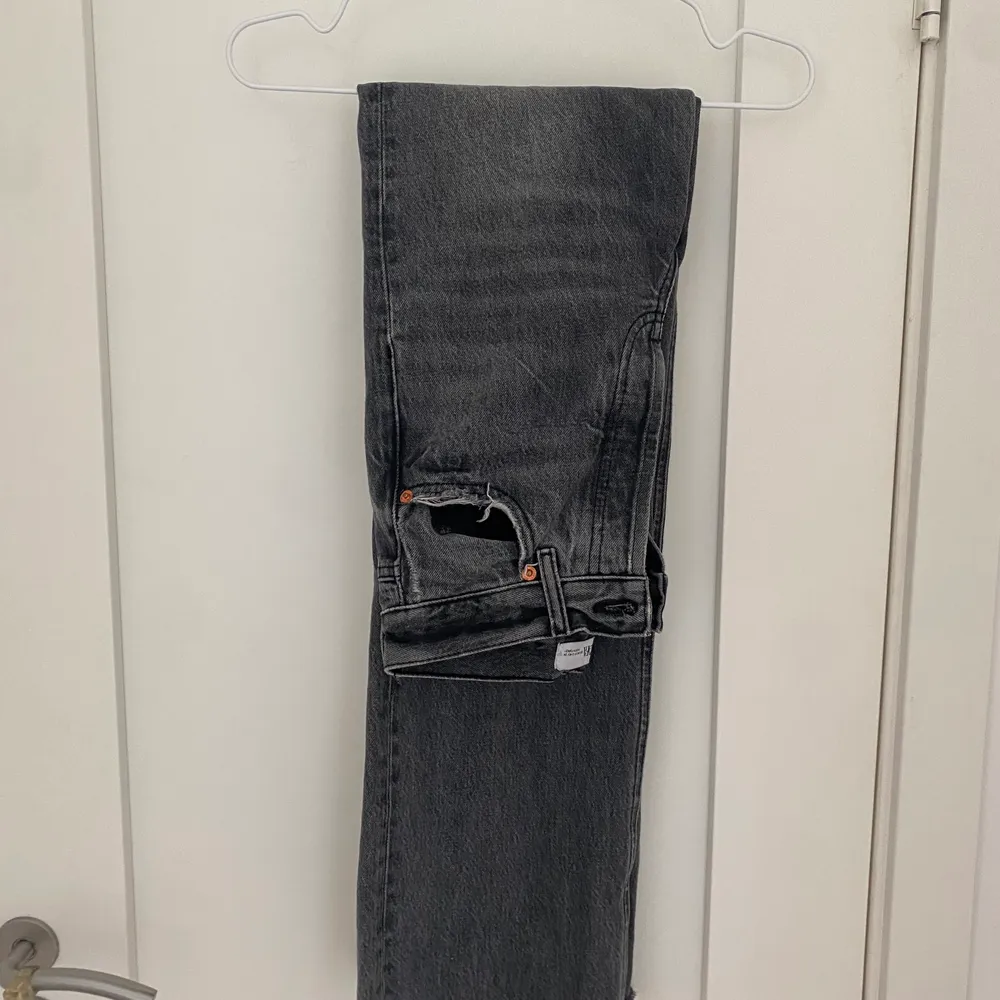 Långa raka jeans från zara i grå/svart tvättad färg. Använda fåtal gånger så i bra skick. Nypris: 399kr. Storlek 34/XS. Jag är 172cm. . Jeans & Byxor.