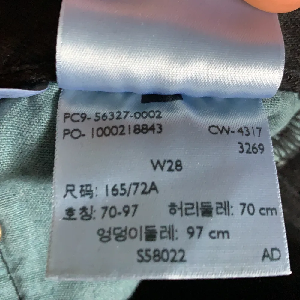 Svarta Levis 501 jeansshorts i Waist 28. Säljer då de tyvärr är för stora för mig. Buda eller köp direkt för 230.. Shorts.