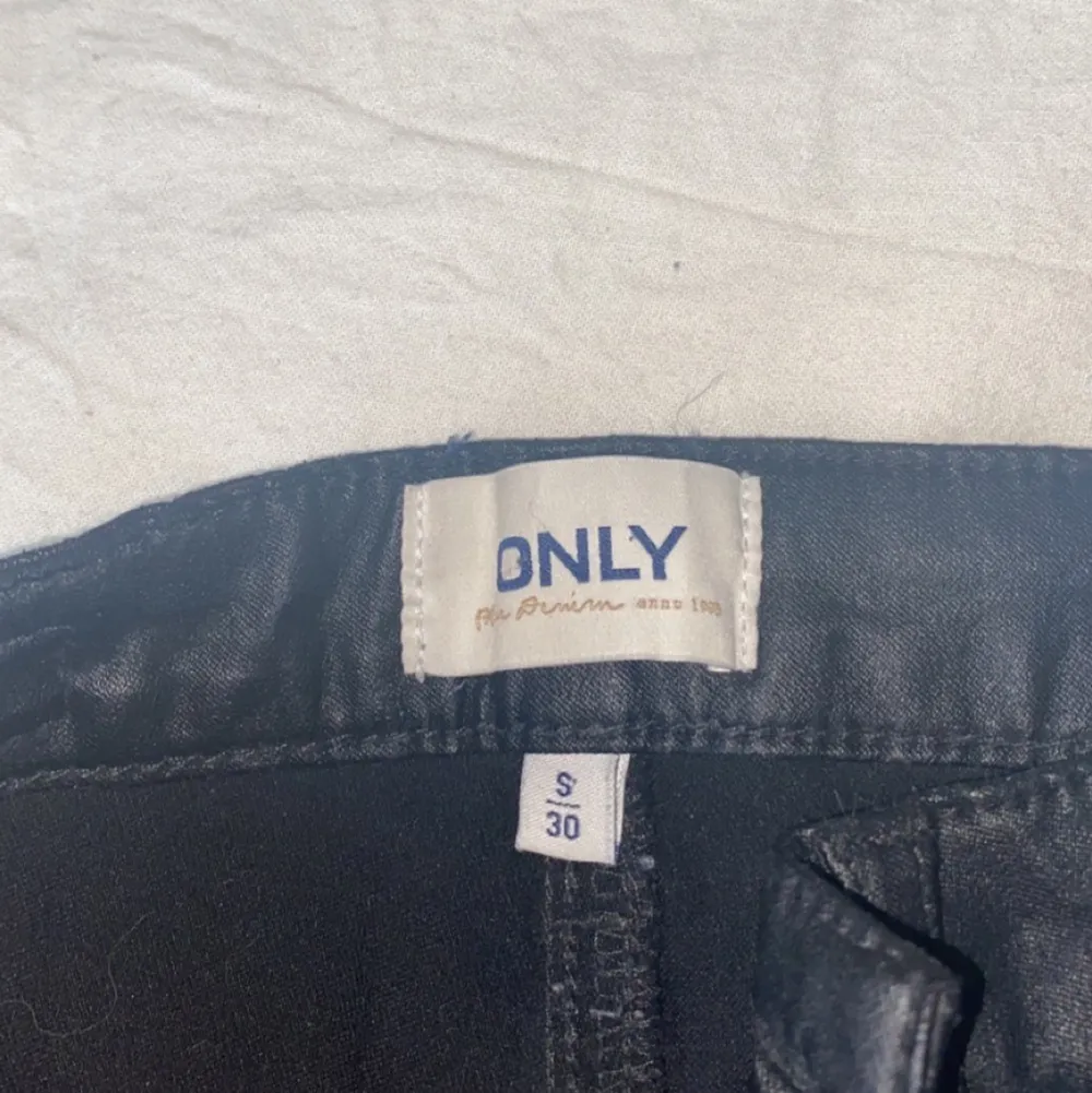 Svarta skinnbyxor ifrån Only. 🖤Strl S🖤Rätt så tajta och rätt korta på mig. Använd några fåtal gånger, dock nyskick! . Jeans & Byxor.