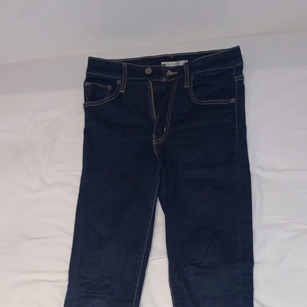 Levis mile high super skinny jeans i storlek 27. Använda ett fåtal gånger och i superbra skick. Ordinarie pris: 1000kr. (Köparen står för frakten). Jeans & Byxor.