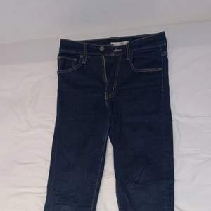 Levis mile high super skinny jeans i storlek 27. Använda ett fåtal gånger och i superbra skick. Ordinarie pris: 1000kr. (Köparen står för frakten)
