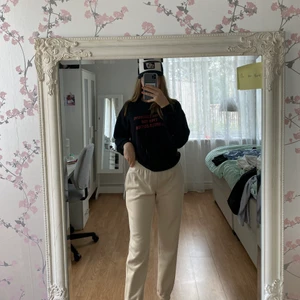 Tunn sweatshirt - skitsnygg sweatshirt där de står ” I’m too exclusive even for limited edition” den är lite nopprig men inget man tänker på💕   Köparen står för frakten! 