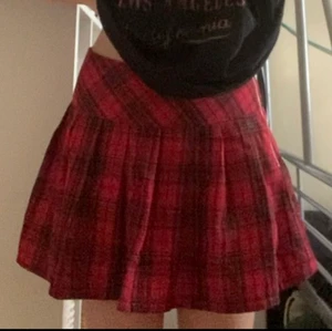 Röd rutig ljol med glittriga detaljer! - Kjolen är i perfekt skick! 