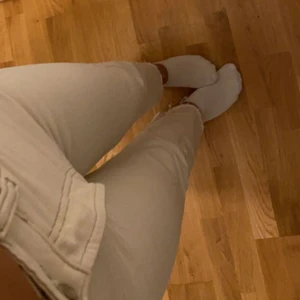 Straight jeans från zara - Andvändt max 3 gånger men dom sitter väldigt bekvämt och framhäver din rumpa. Dom är väldigt stretchiga och har fina detaljer!💕💕