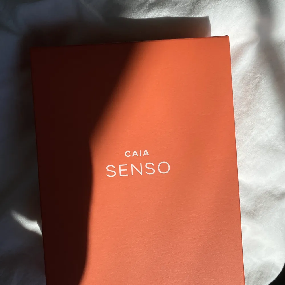 Helt ny CAIA Senso parfym, endast öppnad och testad! Köptes till min mamma som tyvärr inte gillade doften. Parfymen är alltså helt full, har endast testsprayat 1 gång! Beskrivningen på doften är tagen från Caias hemsida 😇 NYPRIS 595kr. Accessoarer.