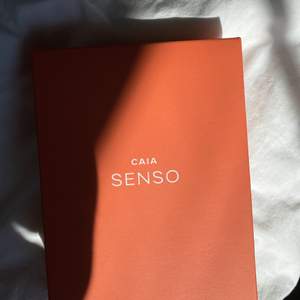 Helt ny CAIA Senso parfym, endast öppnad och testad! Köptes till min mamma som tyvärr inte gillade doften. Parfymen är alltså helt full, har endast testsprayat 1 gång! Beskrivningen på doften är tagen från Caias hemsida 😇 NYPRIS 595kr